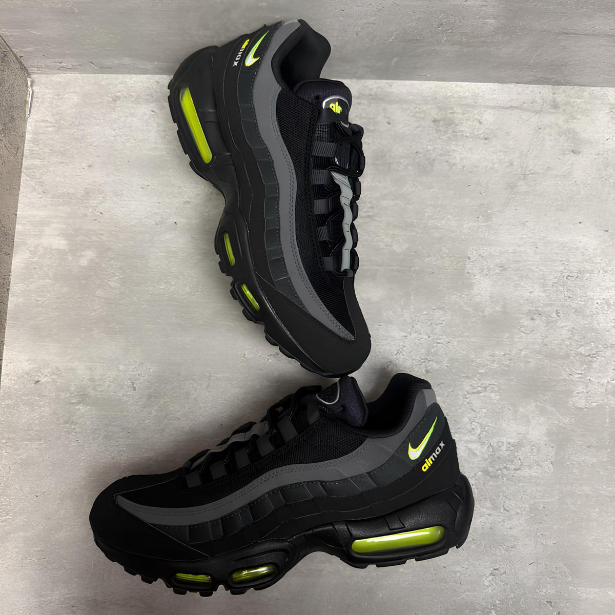 Air Max 95 Retro Logo Volt
